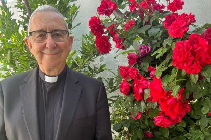 Don Manuel, en el jardín de su casa en Vinaderos, Ávila. Allí van a pasar el verano familias sin recursos.