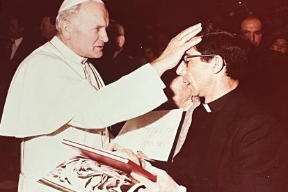 JuanPablo II dando la bendición a don Manuel, tras la audiencia en la sala Nervi, donde le mostró la revista,