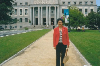 Tarsy en la sede central del CSIC en Madrid, donde puede apreciarse la bellísima fuente que fue anegada con grava