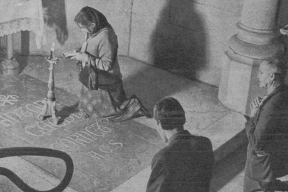 Tres fieles rezan junto a la tumba de Gaudí a finales de 1935.