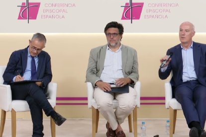 Giménez Barriocanal, Rafael Rubio -coordinador de comunicación- y Narciso Michavila, de GAD3, en la presentación ante la prensa el 2 de junio