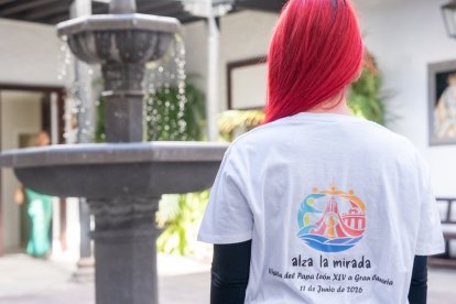 Una voluntaria del viaje papal en la diócesis de Canarias, con la camiseta del evento