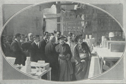 En los talleres, Gaudí en el centro de espaldas. Fotografía publicada por La Hormiga de Oro el 10 de julio de 1915.