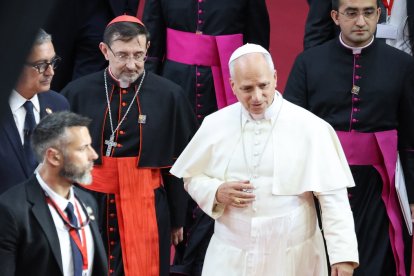 El cardenal Cobo acompaña a León XIV cuando llega al Movistar Arena con su secretario para el evento cultural