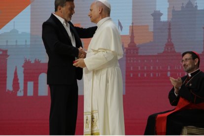 El actor Antonio Banderas saluda al Papa León XIV en el Movistar Arena de Madrid, ante la mirada del cardenal José Cobo
