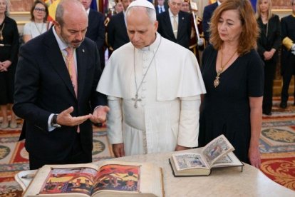 Francina Armengol y Pedro Rollán, presidentes del Congreso y del Senado respectivamente, muestran valiosos libros a León XIV