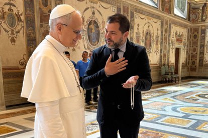 Luego Antonino Cottone entrega la cruz pectoral en plata siendo Papa, como explicábamos en el artículo señalado
