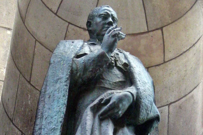 Detalle de la escultura del Obispo Irurita bendiciendo a los transeuntes y mañana al papa León XIV.