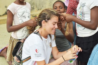 Muchos jóvenes deciden dedicar parte de su verano a ayudar a los más necesitados.