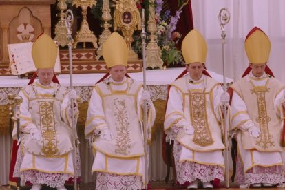 Los cuatro nuevos obispos lefebvristas, tras casi 6 horas de ceremonia de ordenación