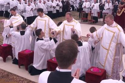 Revisten con el manípulo a los cuatro clérigos lefebvrianos en su ceremonia ilícita de ordenación episcopal