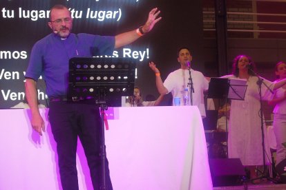 César Alejandro Pluchinotta en la oración de alabanza de la Asamblea Nacional de 2026 de la Renovación Carismática en España