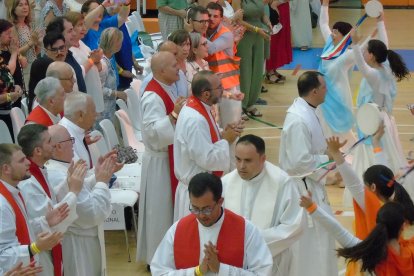 Procesión de entrada en la misa de la Asamblea carismática, bailarinas preceden a los sacerdotes
