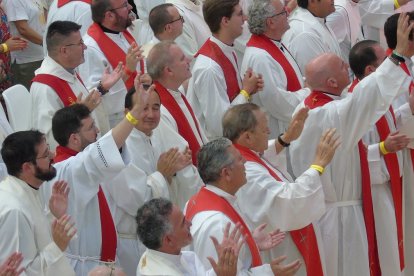 Sacerdotes cantan y alaban en misa en la Asamblea de la Renovación Carismática de España de 2026