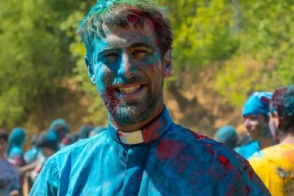 Un sacerdote joven pringado de pintura en los muy pringantes juegos de los campamentos LifeTeen de 2026