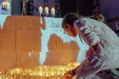 Velas ante el altar en la adoración del campamento LifeTeen de verano de 2026