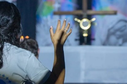 Adoración eucarística en el campamento LifeTeen de Verano de 2026