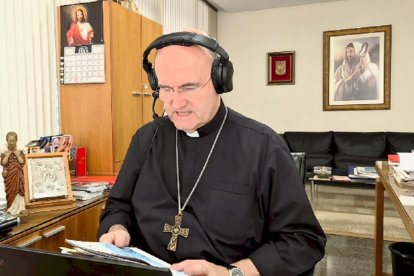 El obispo Munilla habla en su programa de radio y podcast Sexto Continente