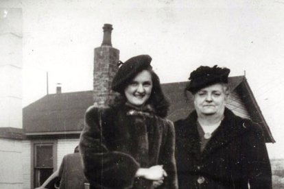 Rhoda Wise con la joven Rita Rizzo, que se curó y luego sería mundialmente conocida como Madre Angélica de EWTN