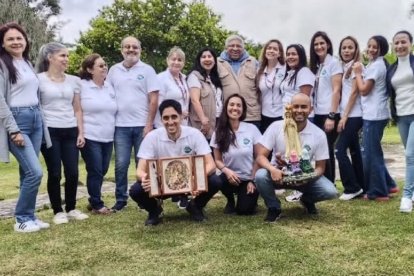 Harold y Mariela en Colombia, con amigos de Jesús y María Restauran Mi Familia