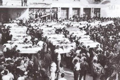 Las decenas de féretros de los niños, en un momento de su traslado para el funeral y entierro, en una foto recogida por Croce Bianca Albenga.