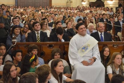 Juan Andrés no dia de sua ordenação sacerdotal, rodeado por familiares e amigos.