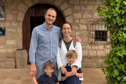 Carlos con su mujer y sus dos hijos.