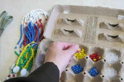 Cada hermana tenía su especialidad: cortar el cordón, atar los crucifijos, pegar, recortar y empaquetar.