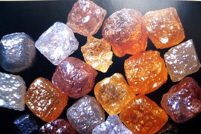 Un cuarzo de diamante, de un tamaño pequeño, se vende en España a un precio de entre dos y cinco euros en tiendas especializadas en gemas y piedras semipreciosas.