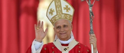 León XIV, con el rojo litúrgico propio de la festividad de Pentecostés.