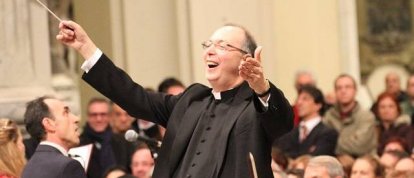 El sacerdote y músico Marco Frisina dirige el coro diocesano de Roma y compone coros para muchas celebraciones eclesiales