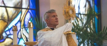 El obispo Joseph Strickland, de la diócesis de Tyler, Texas, ha ordenado mini-procesiones con el Santísimo antes de la fiesta de San José, contra el coronavirus