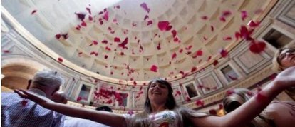 Lluvia de pétalos por Pentecostés en el Panteón en Roma, símbolo del Espíritu Santo como lenguas de fuego