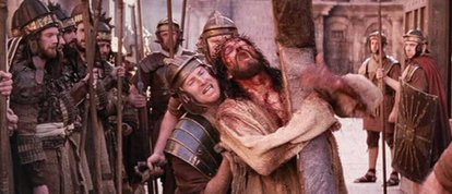 Jesús (Jim Caviezel) camino del Calvario en 'La Pasión' de Mel Gibson (2004).