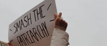 'Aplasta el patriarcado', dice esta pancarta en una manifestación feminista. Al final, el que ha terminado siendo aplastado ha sido el feminismo, víctima de la evolución de sus propias contradicciones sobre el 'género'. Foto (contextual): Chloe . S. / Unsplash.