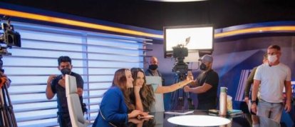 Natalia Payán, en el set de grabación de una de sus series con el equipo técnico y otros actores. Desde su juventud, lo dio todo por su carrera de actriz, salvo una cosa que siempre primó: la fe y las misiones.