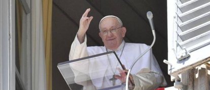 El Papa saluda a los fieles tras el rezo del Ángelus en la Plaza de San Pedro.