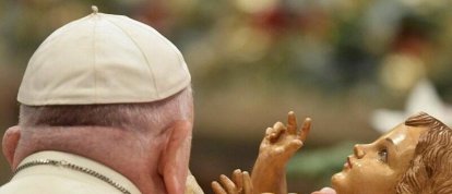 Francisco adoró al Niño Jesús tras la misa de la Epifanía del Señor. Foto: Vatican Media.