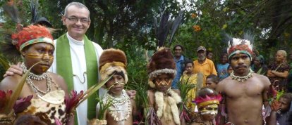 Misionero español en Nueva Guinea con nativos