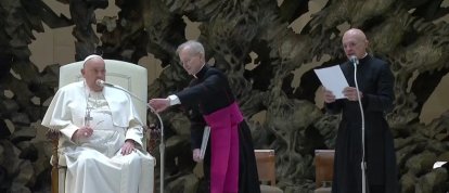 Pierluigi Giroli leyendo la catequesis del Papa Francisco.