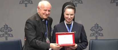 Vincenzo Paglia, presidente de la Pontificia Academia por la Vida, entrega el premio Guardián de la Vida a Sor Giustina Holha Holubets en la rueda de prensa del lunes.