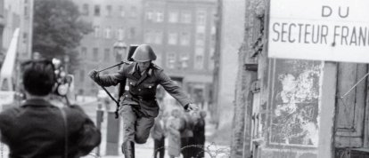 Un soldado salta la verja para huir de la Alemania comunista.