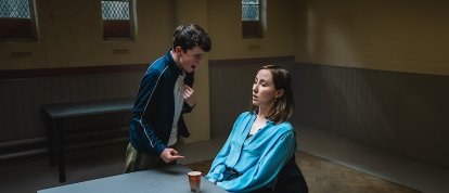 Jamie Miller (Owen Cooper) y Briony (Erin Doherty)
