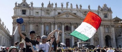 Jóvenes peregrinos católicos en la Plaza de San Pedro en 2022