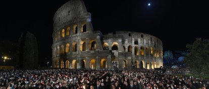 El Vía Crucis en el Coliseo de Roma.