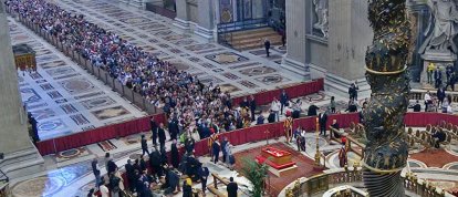 Miles de fieles guardan la cola desde la instalación del féretro para un último homenaje a Francisco y una oración por su alma.