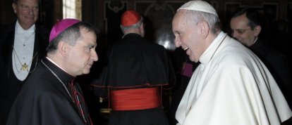 Francisco con el cardenal Angelo Becciu, quien fue secretario para Asuntos Generales en la Secretaría de Estado y prefecto de la Congregación para las Causas de los Santos.