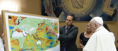 Gregory Asner, científico de la Universidad de Arizona, explica al Papa en 2021 la importancia de los arrecifes de coral en la biodiversidad