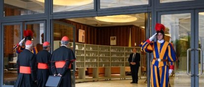 Un grupo de cardenales llegan a la congregación del lunes 5 de mayo, saludados por la Guardia Suiza
