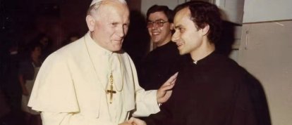 El padre Prevost, con hábito agustino, saluda a Juan Pablo II en los años 80.